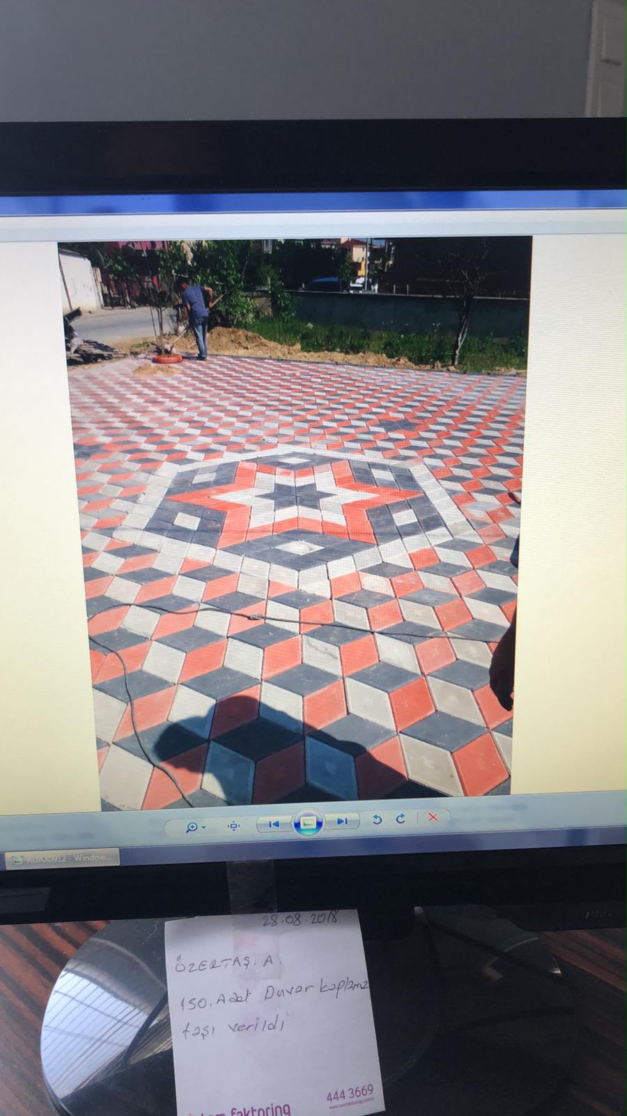 Geniş alanda üç boyutlu küp desenli yıldız motifli renkli kilit parke taşı döşemesi