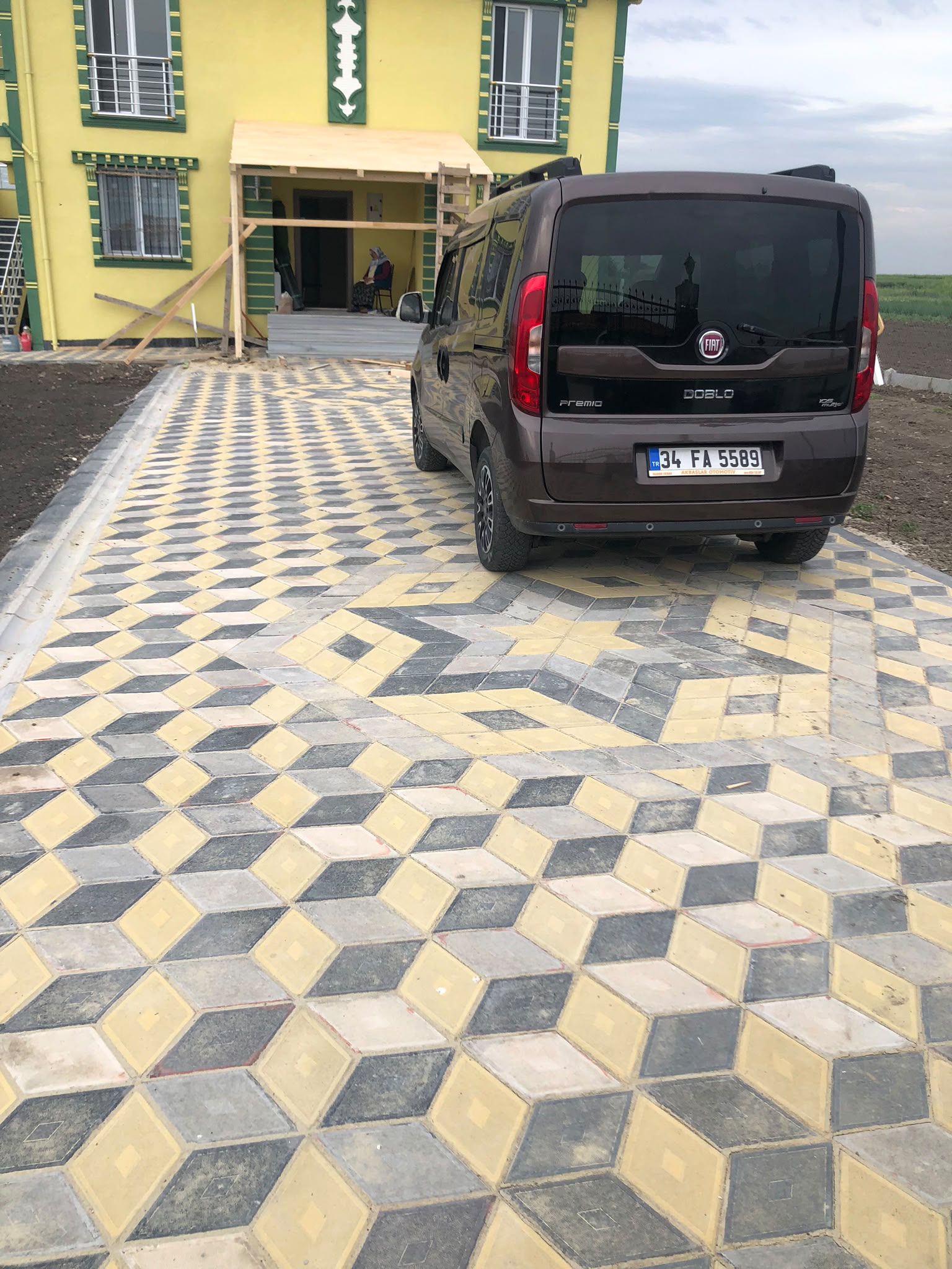 Villa garaj önünde üç boyutlu küp ve yıldız motifli renkli kilit taşı döşemesi
