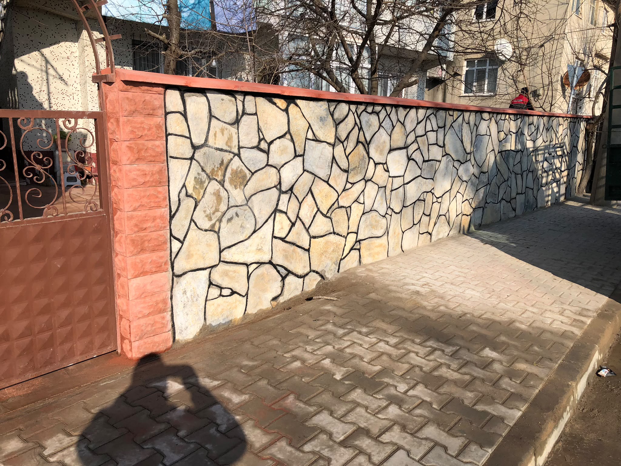 Karakaş Ticaret dekoratif taş duvar kaplama, ferforje bahçe kapısı ve kilitli parke taşı