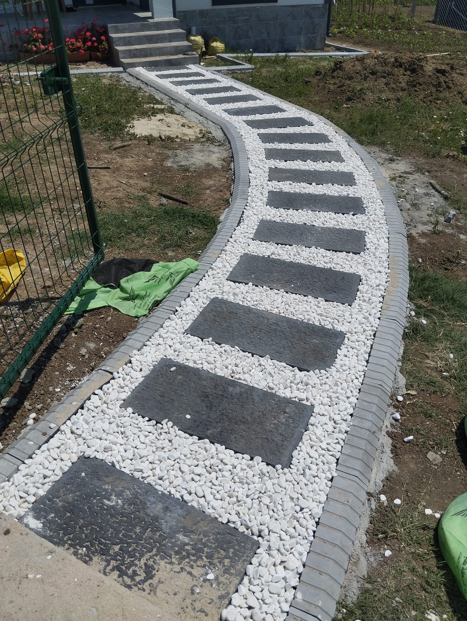 Bahçe karo yolu ve panel çit