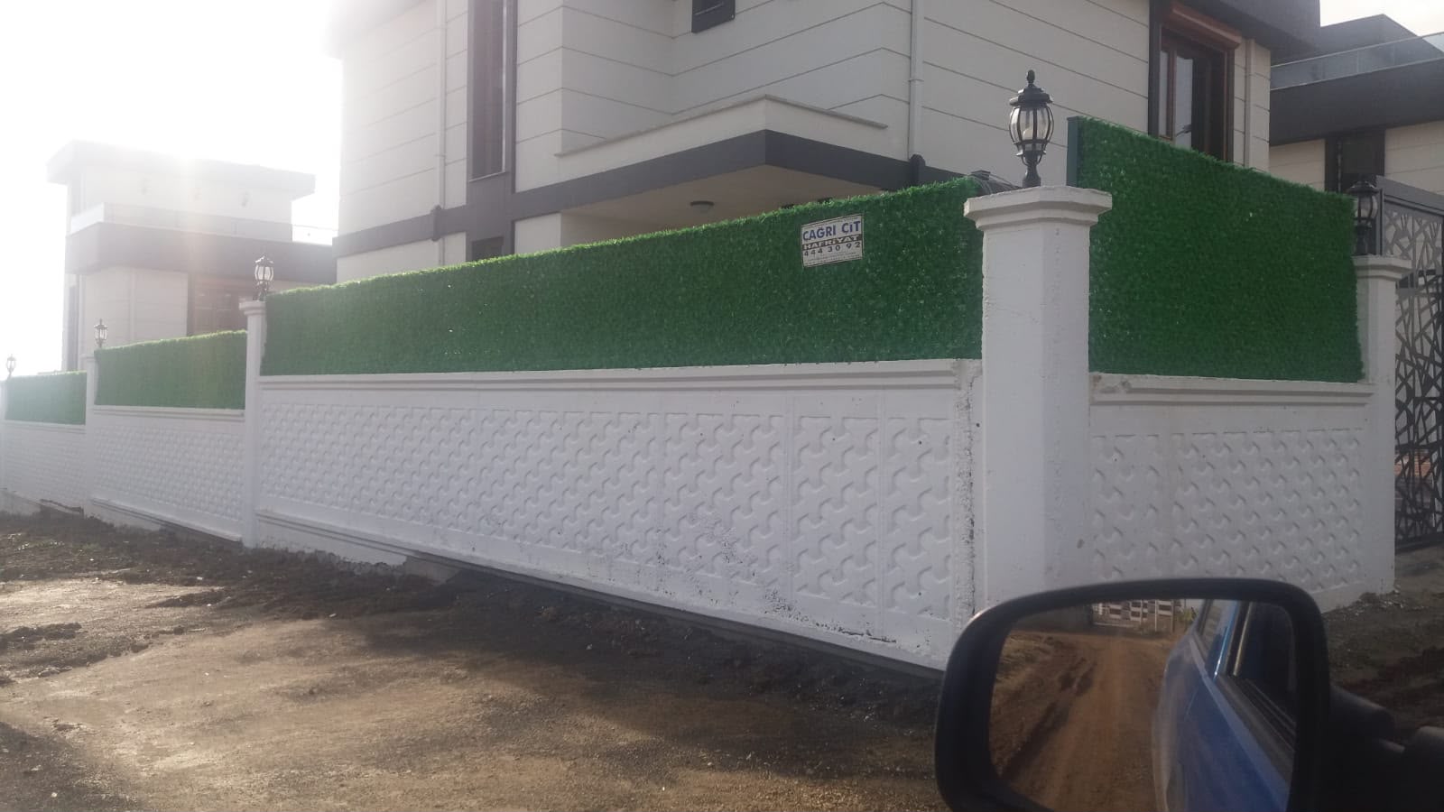 Karakaş Ticaret dekoratif beton duvar üzeri çim çit ve fenerli bahçe çevre düzenlemesi