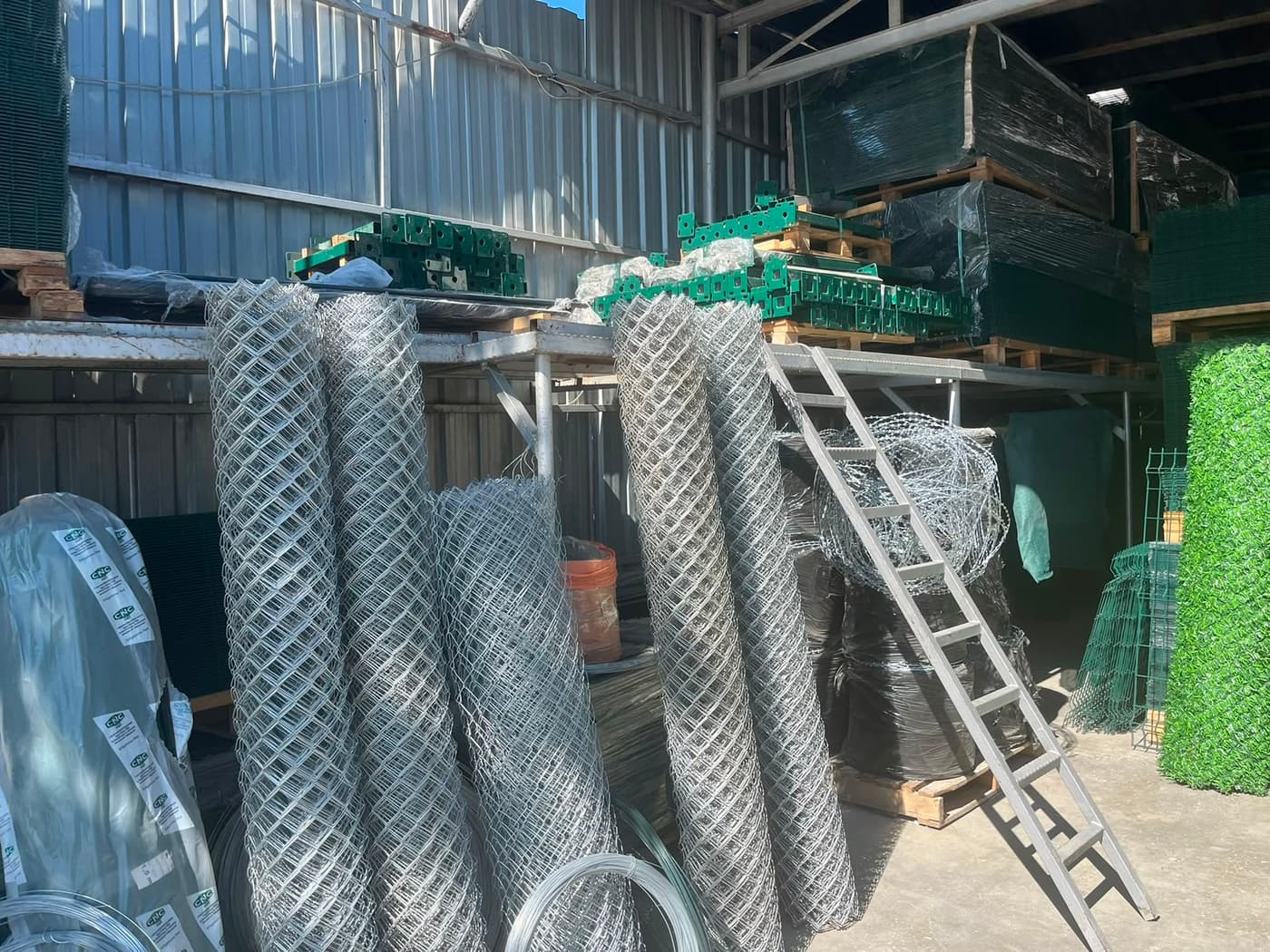 CNC markalı çit malzemeleri depo
