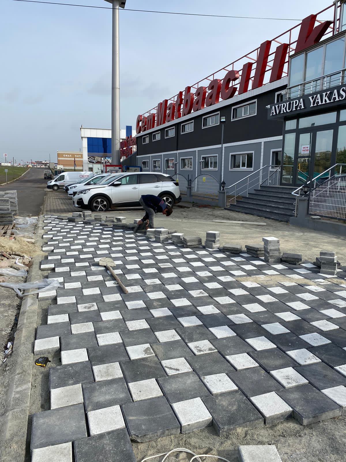 Karakaş Ticaret Çorlu'da Cem Matbaacılık binası önünde gri ve siyah dama desenli karo taş döşeme çalışması