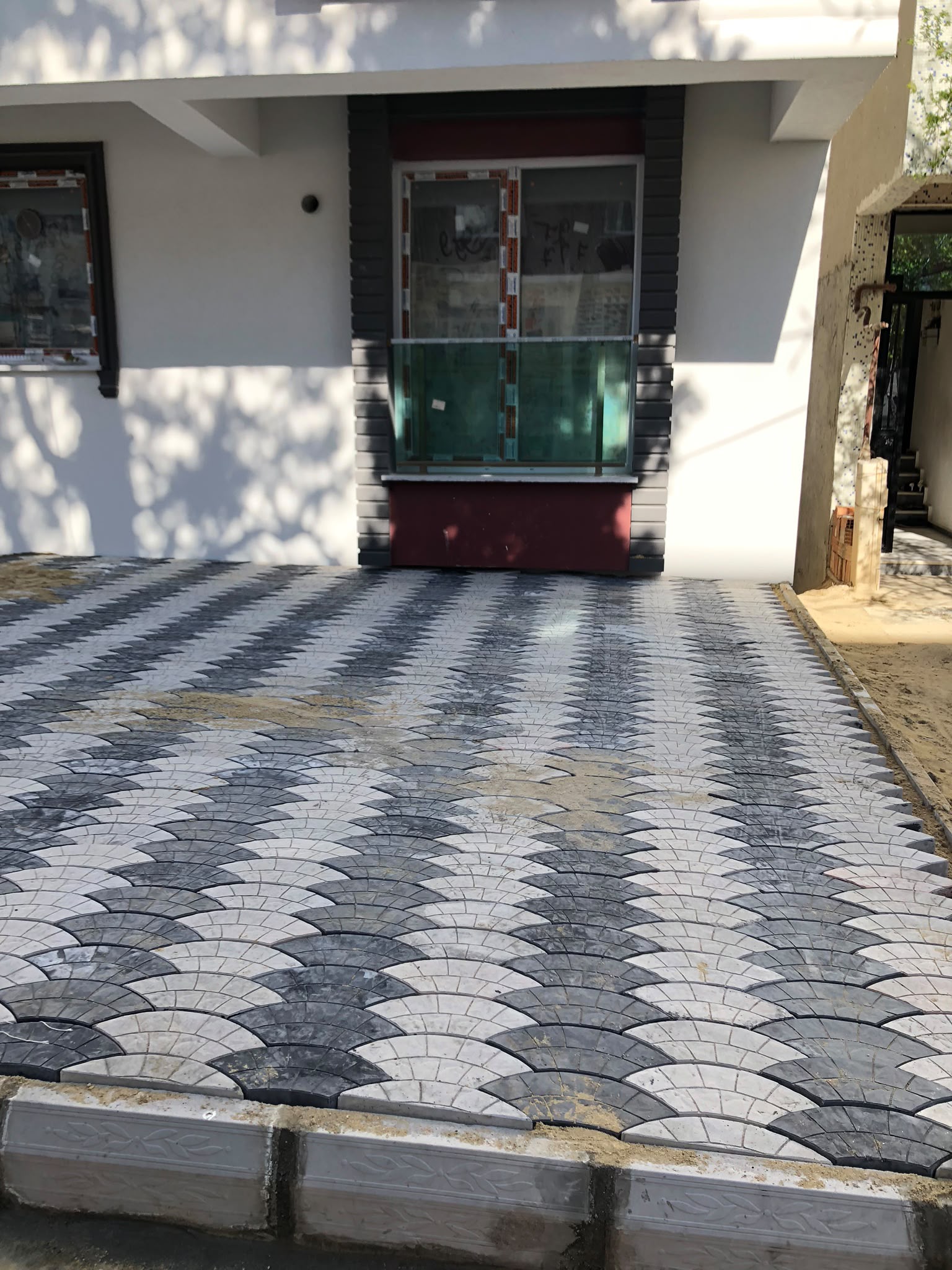 Karakaş Ticaret gri siyah dalga desenli dekoratif kilitli parke taşı döşeme