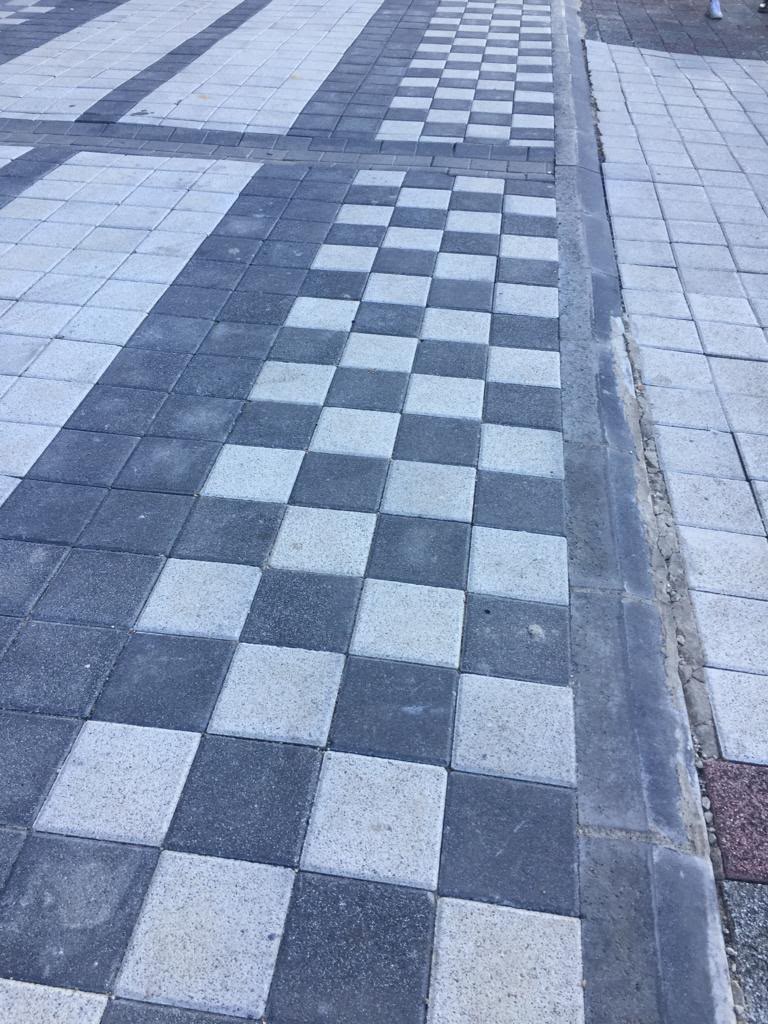 Karakaş Ticaret dama desenli gri siyah karo taş yürüyüş yolu döşeme uygulaması