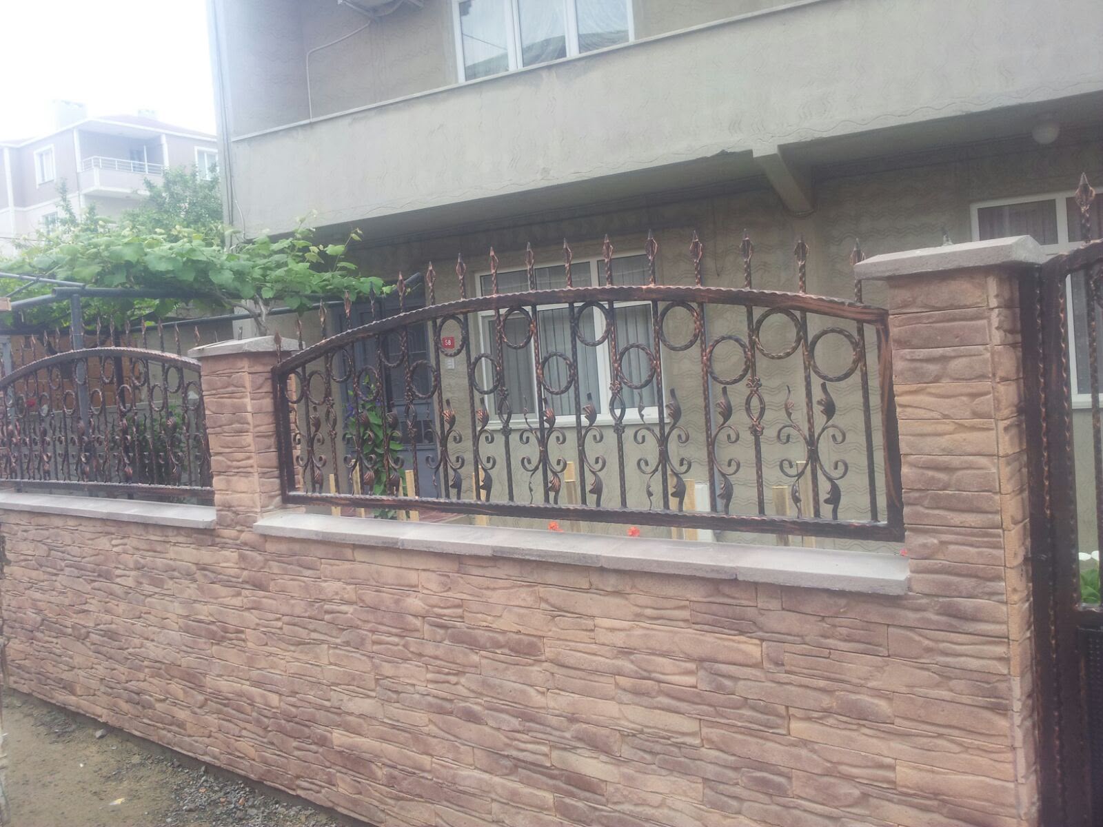 Karakaş Ticaret dekoratif ferforje bahçe çiti ve doğal taş kaplama duvar uygulaması