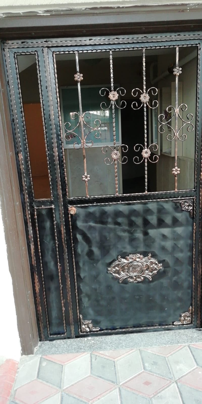 Karakaş Ticaret süslemeli kabartmalı panel ferforje güvenlik kapısı, bronz detaylı