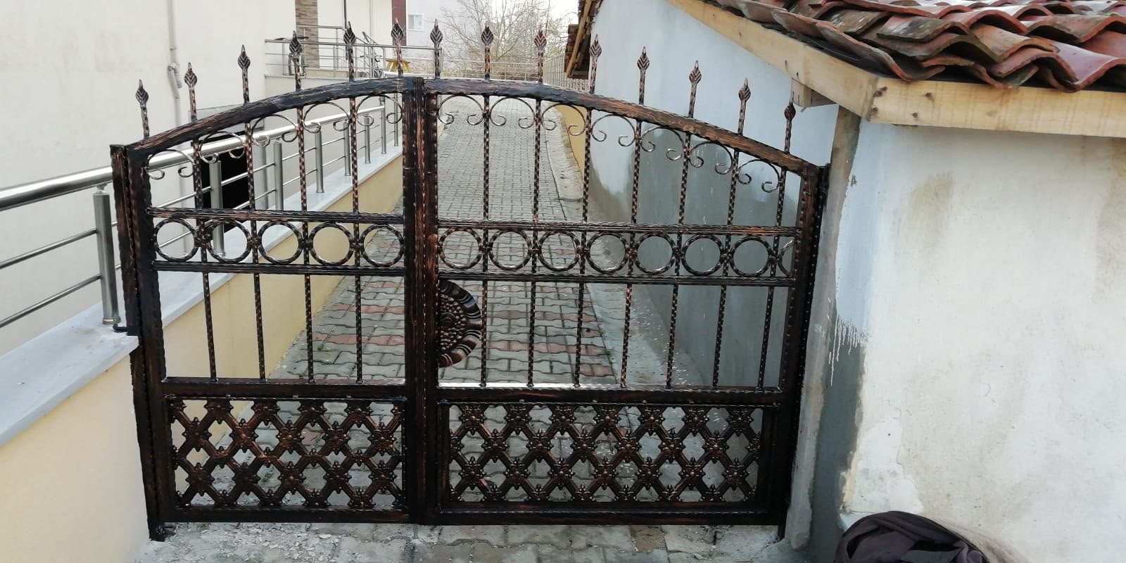 Karakaş Ticaret bronz detaylı dekoratif ferforje bahçe kapısı, elmas desenli alt panel