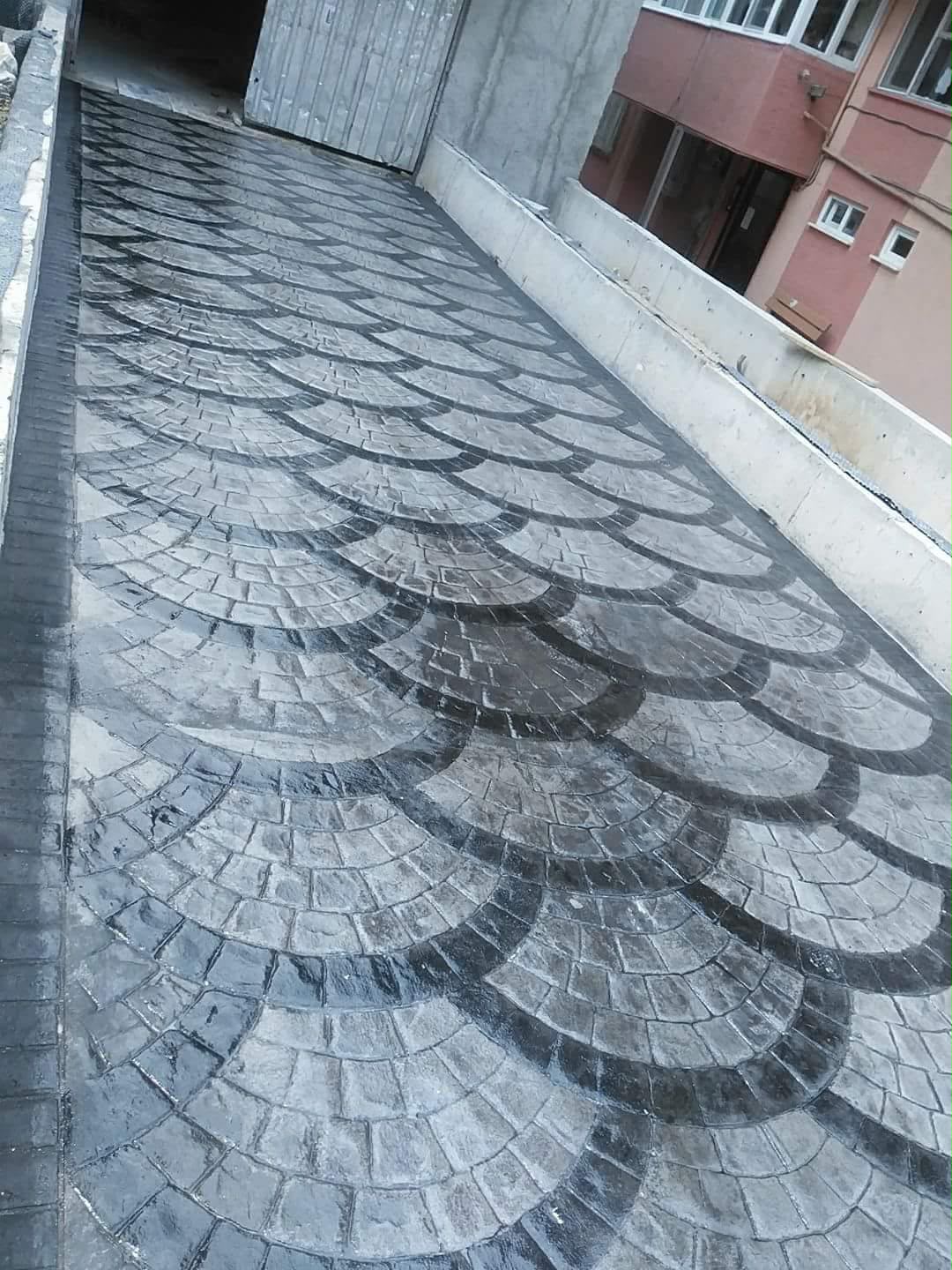 Karakaş Ticaret dekoratif yelpaze desenli gri karo taş otopark ve garaj yolu döşemesi