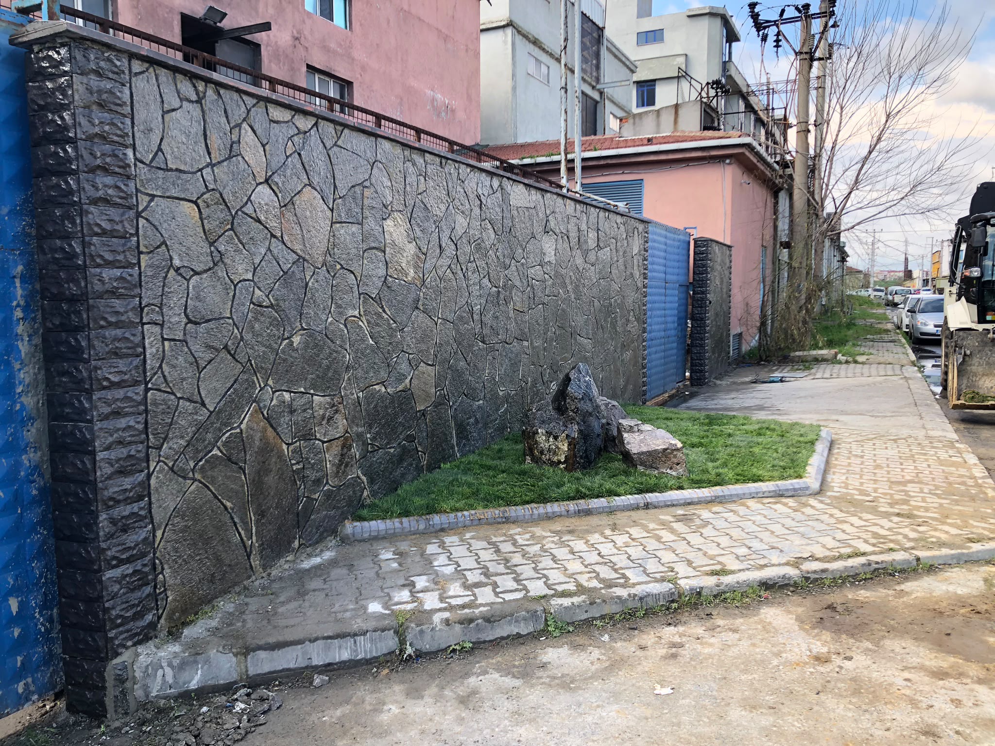Karakaş Ticaret doğal taş duvar kaplama, kilit parke ve bahçe peyzaj düzenlemesi