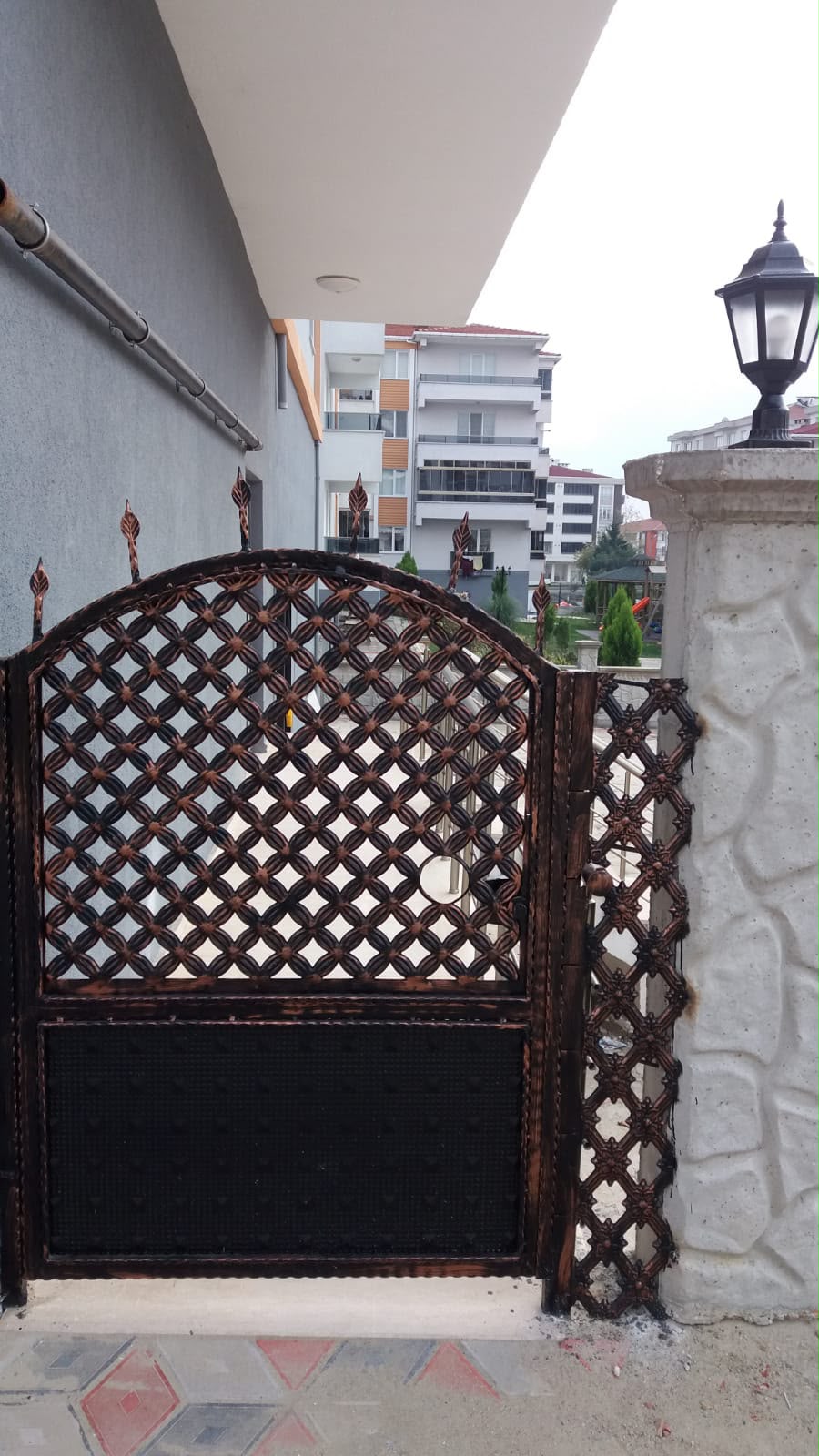 Eskitme bakır tonlu ferforje yaya giriş kapısı taş sütun ve fenerli montaj