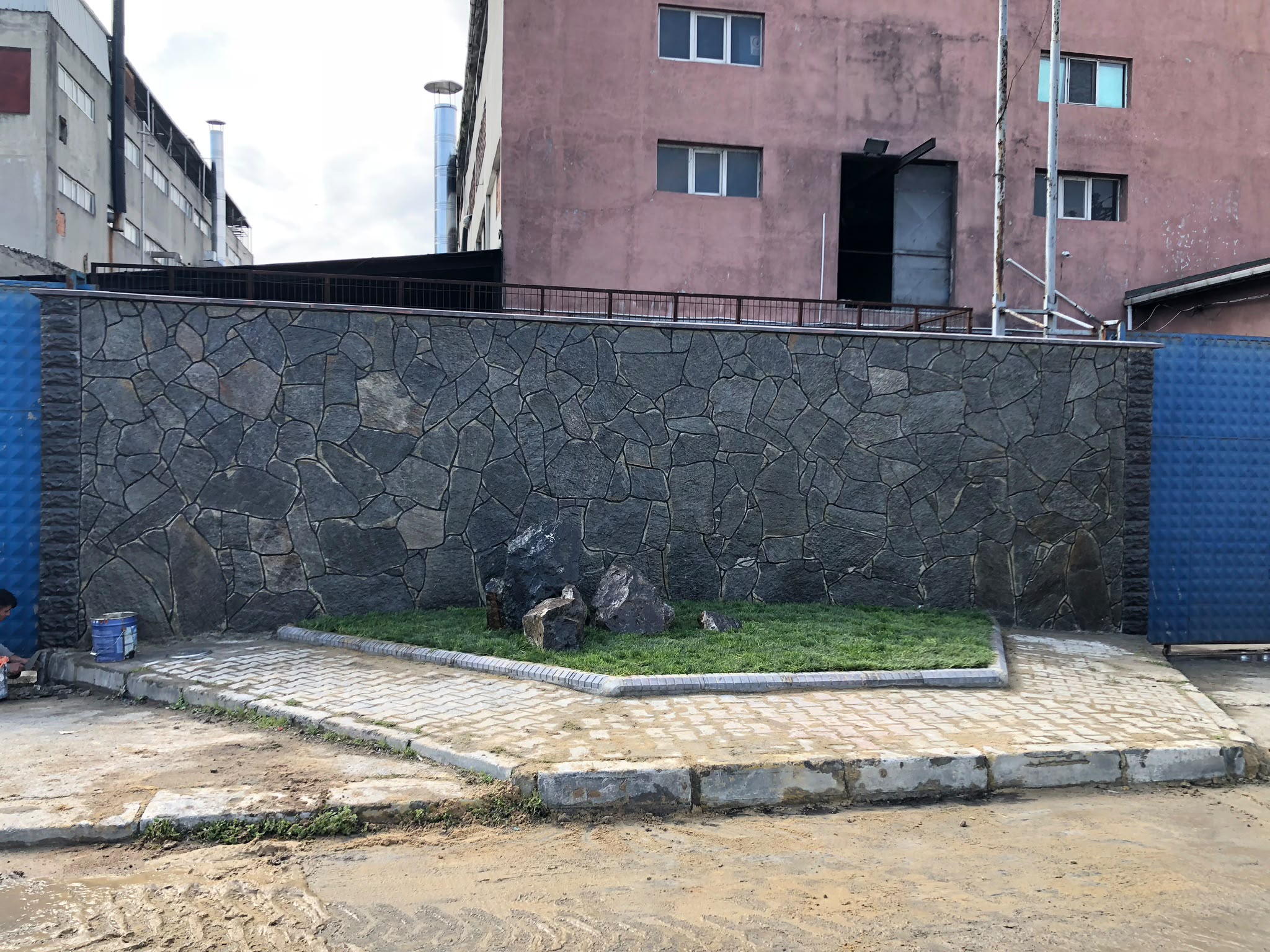 Karakaş Ticaret fabrika bahçesinde doğal taş duvar, çim alan ve kilit parke uygulaması