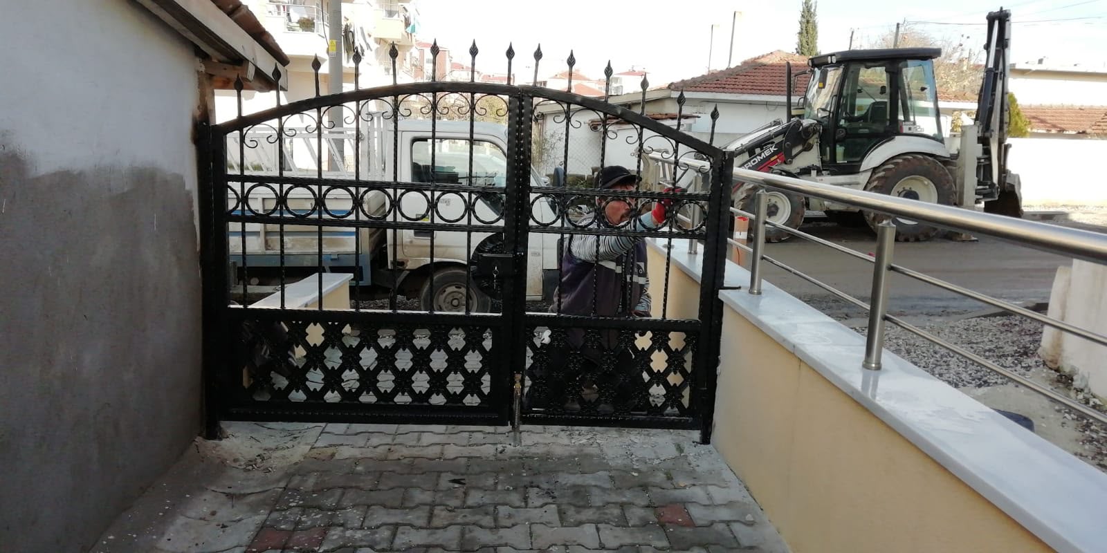 Karakaş Ticaret ferforje bahçe kapısı montaj çalışması, karo taş zemin üzerinde kurulum