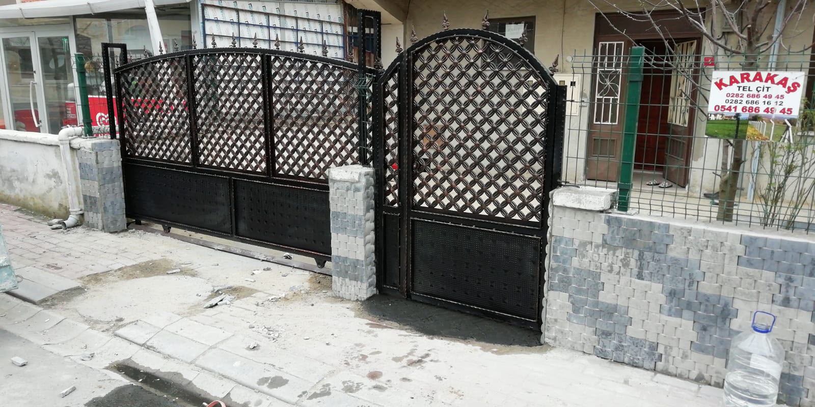 Karakaş Tel Çit ferforje sürgülü kapı ve yeşil panel çit kombinasyonu, Karakaş Ticaret