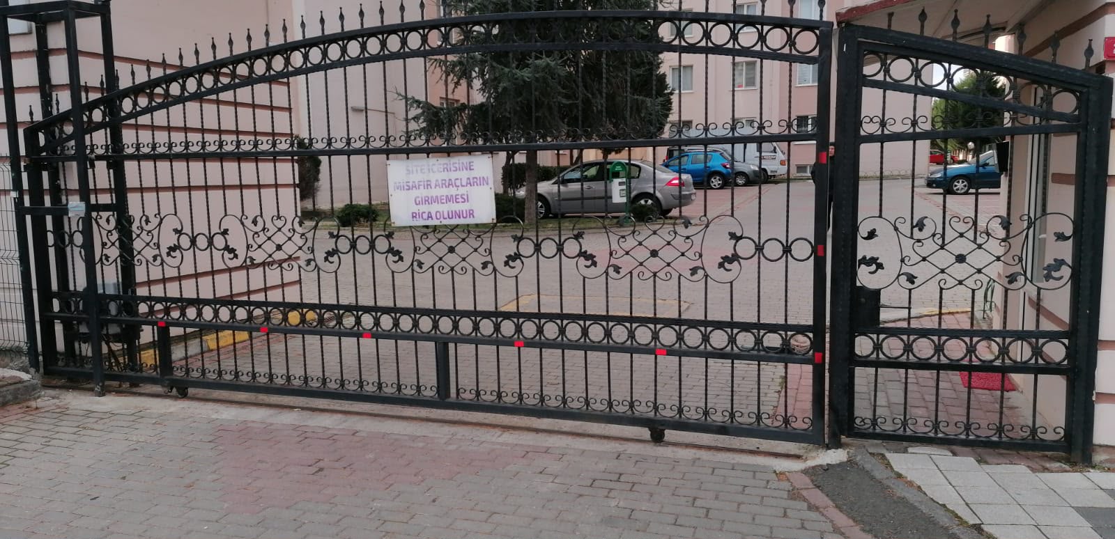 Site girişinde ferforje sürgülü araç kapısı ve yanında yaya kapısı montajı