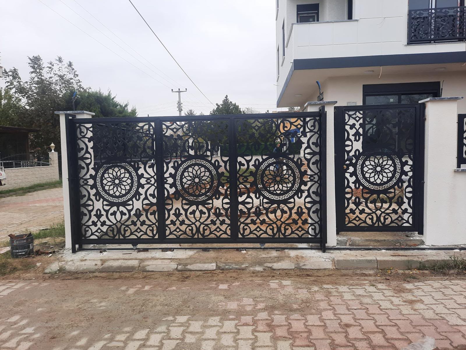 Ferforje kayar kapı ve karo taşı villa girişi
