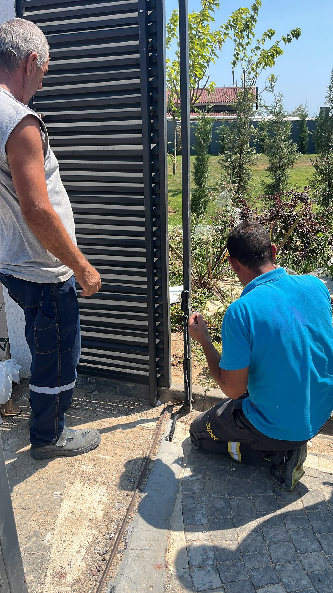 Kayar kapı ray ve direk montajı, kilit parke zemin — Karakaş Ticaret