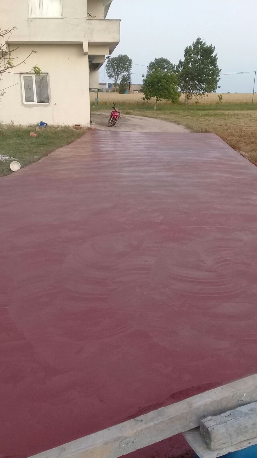 Karakaş Ticaret kırmızı baskı beton zemin kaplama ve bahçe yolu uygulaması