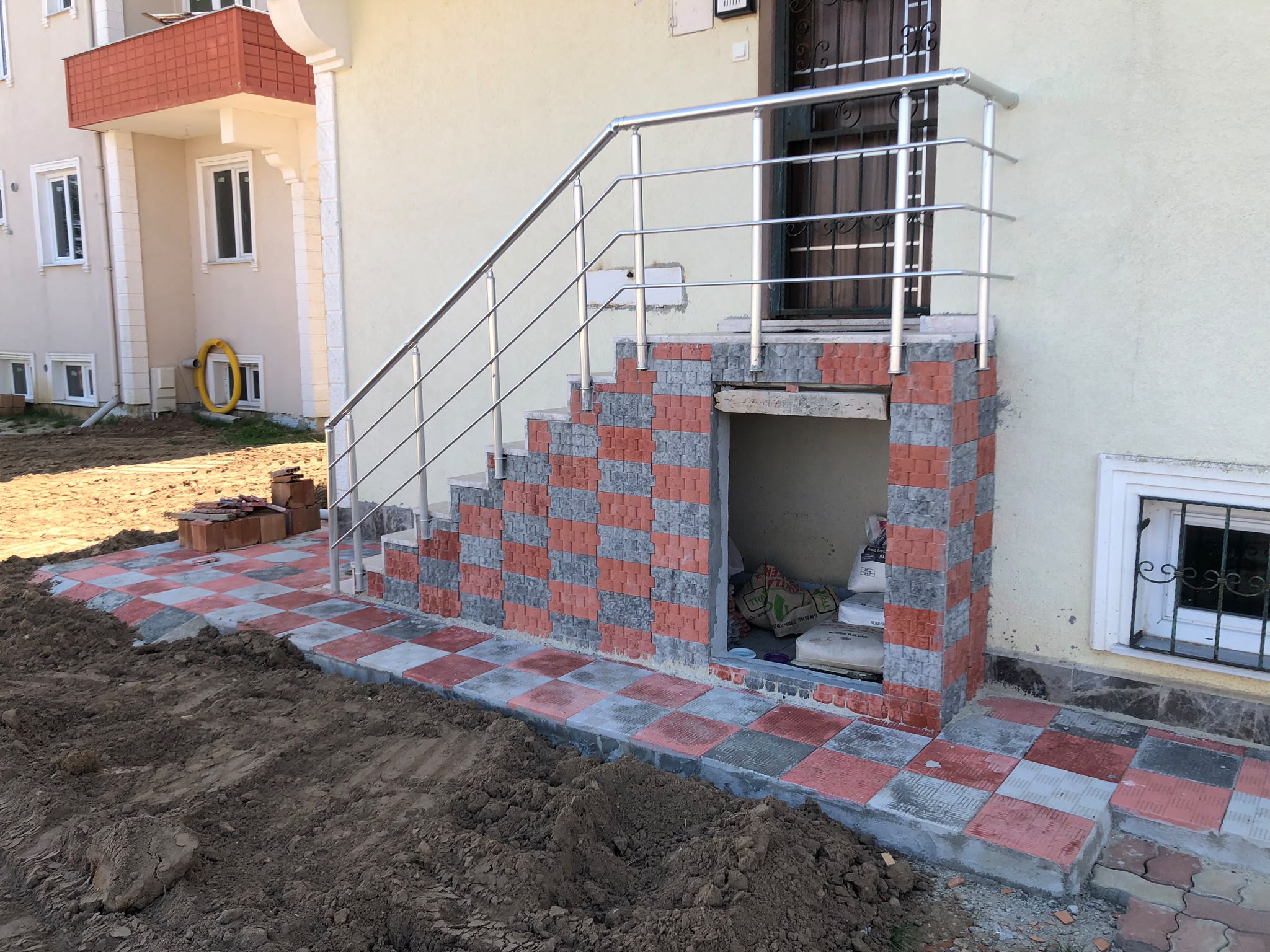 Karakaş Ticaret kırmızı gri karo taş merdiven kaplama ve paslanmaz korkuluk uygulaması