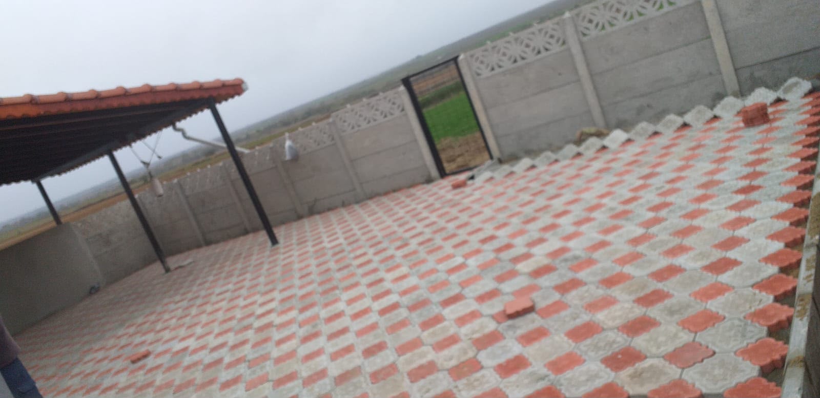 Kırmızı gri kilit parke taşı bahçe zemin döşemesi ve dekoratif beton çevre duvarı