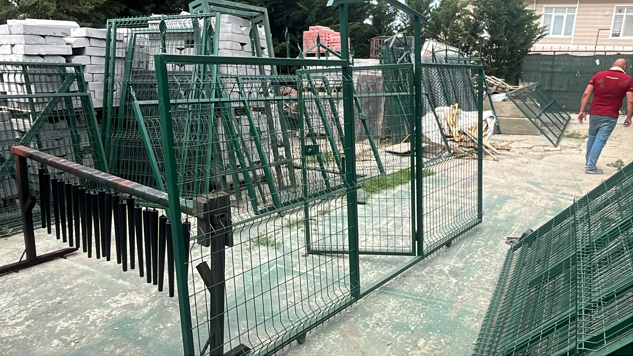 Yeşil panel çit kapısı ve karo taşı palet stok — Karakaş Ticaret