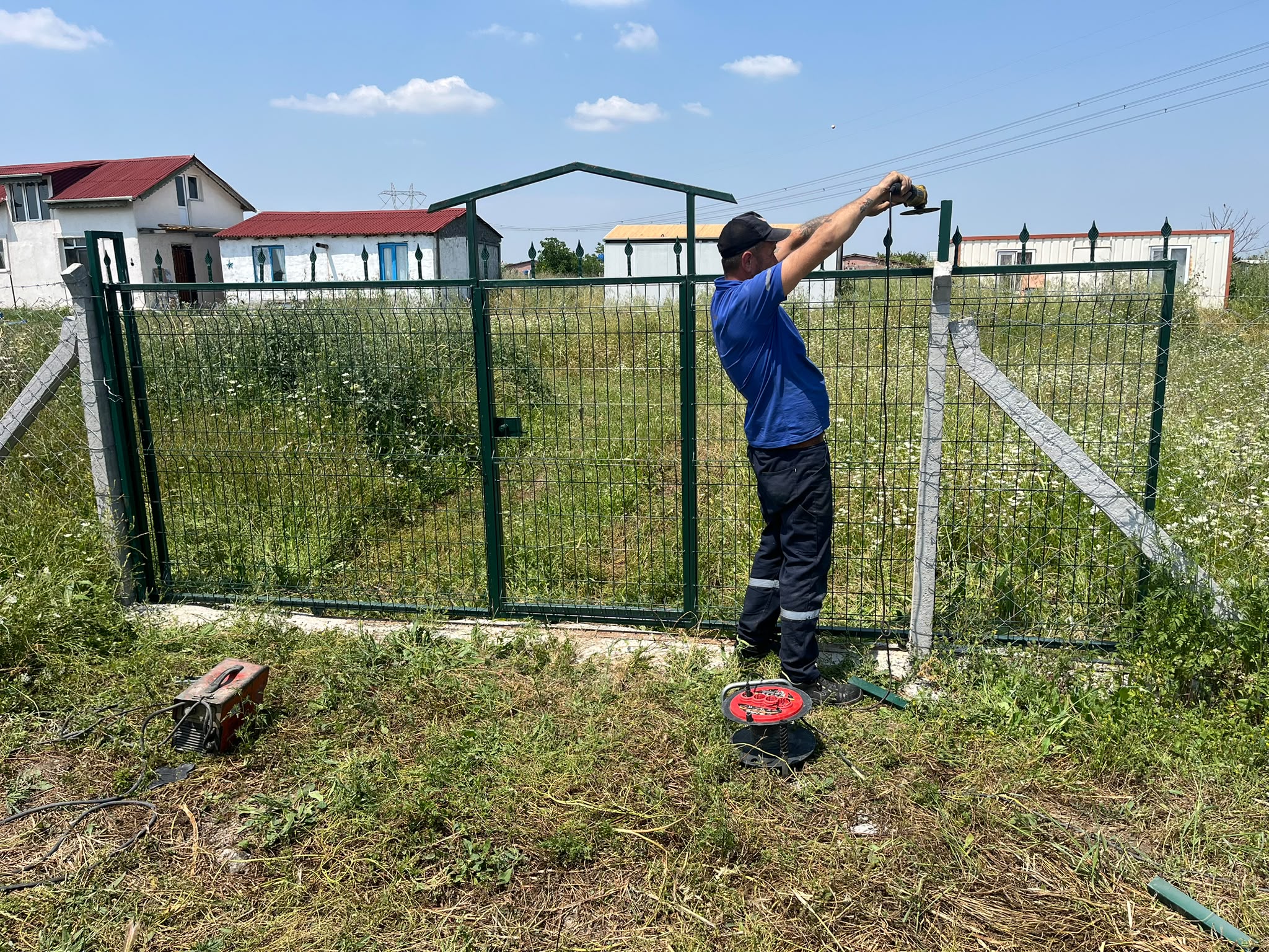 Yeşil panel çit saha montajı, taşlama ve kaynak — Karakaş Ticaret