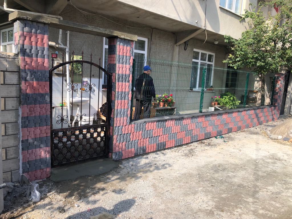 Karakaş Ticaret karo taş kaplamalı duvar üzeri yeşil panel çit ve ferforje bahçe kapısı