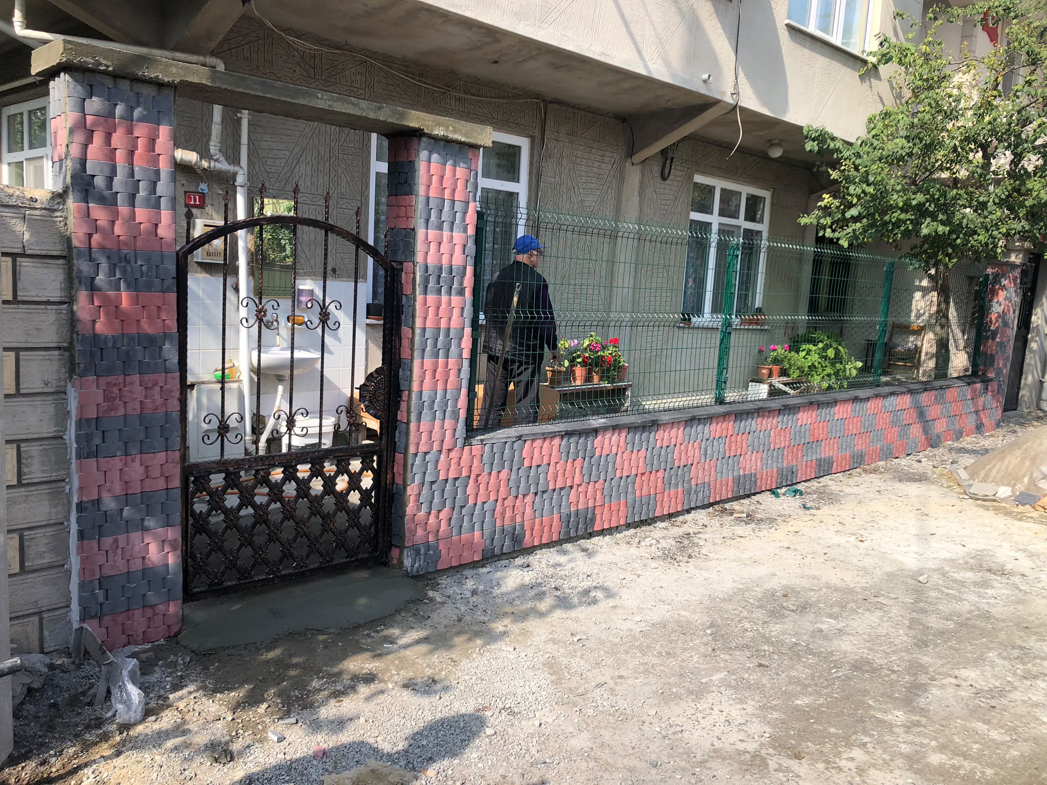 Karakaş Ticaret dekoratif taş kaplamalı duvar üzeri yeşil panel çit ve ferforje demir kapı