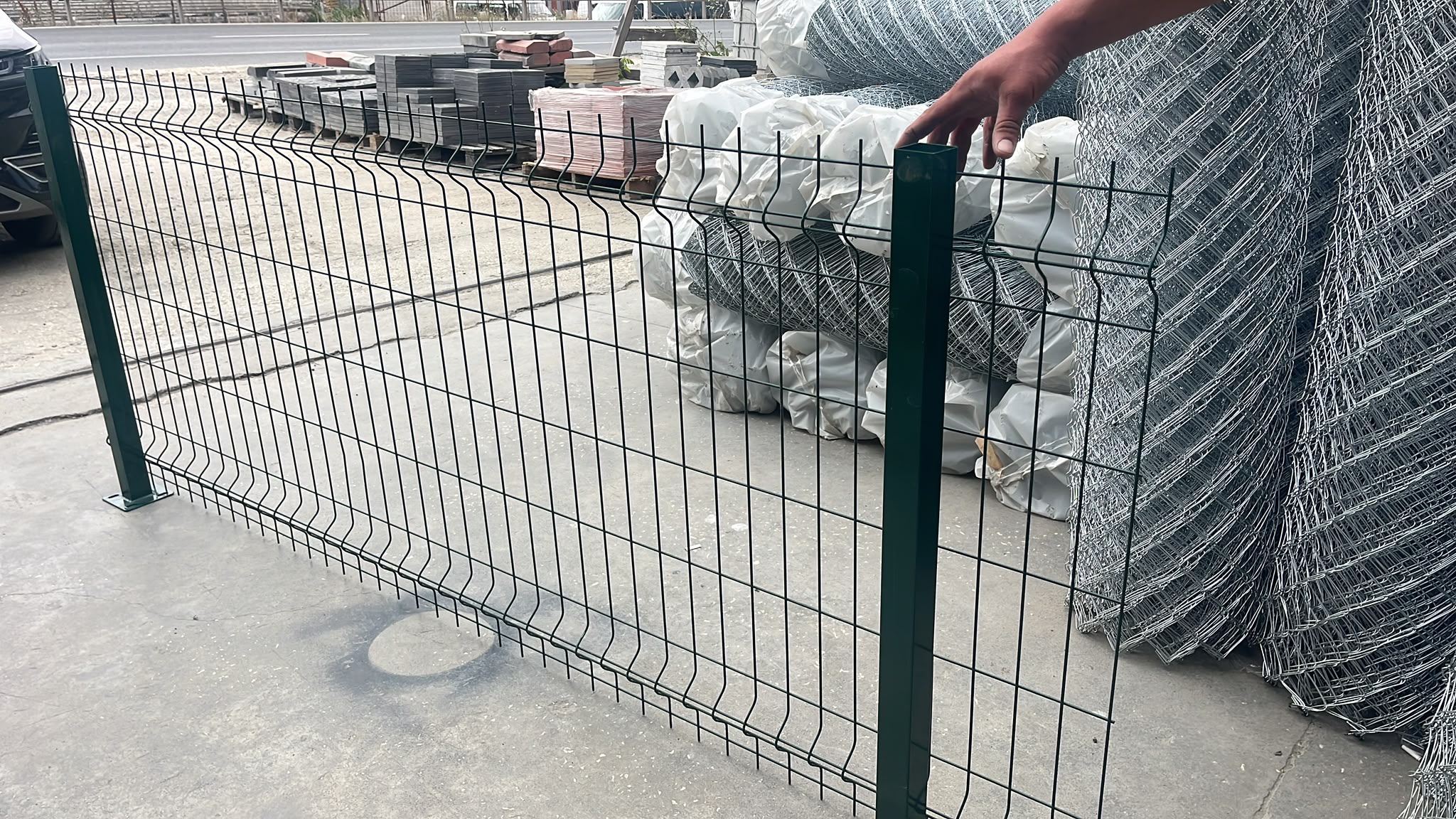 Yeşil panel çit ve galvaniz tel örgü rulo stok — Karakaş Ticaret