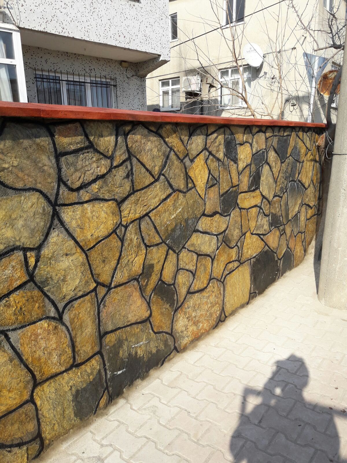 Karakaş Ticaret siyah derzli sarı doğal taş bahçe duvarı kaplama ve kilit taşı