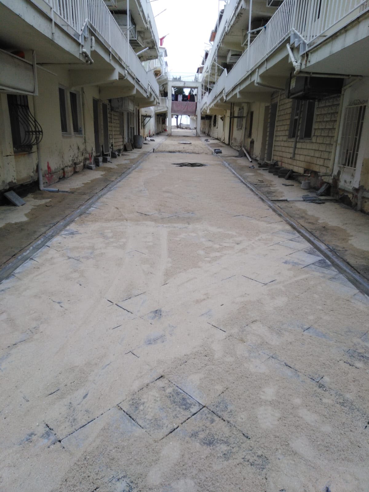 Karakaş Ticaret site içi yolda kare karo taş döşeme ve derz kumu uygulaması
