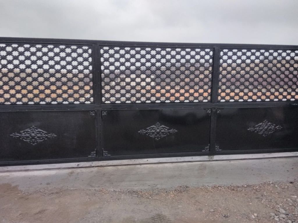 Karakaş Ticaret siyah ferforje motifli sürgülü bahçe kapısı, dekoratif panel detaylı