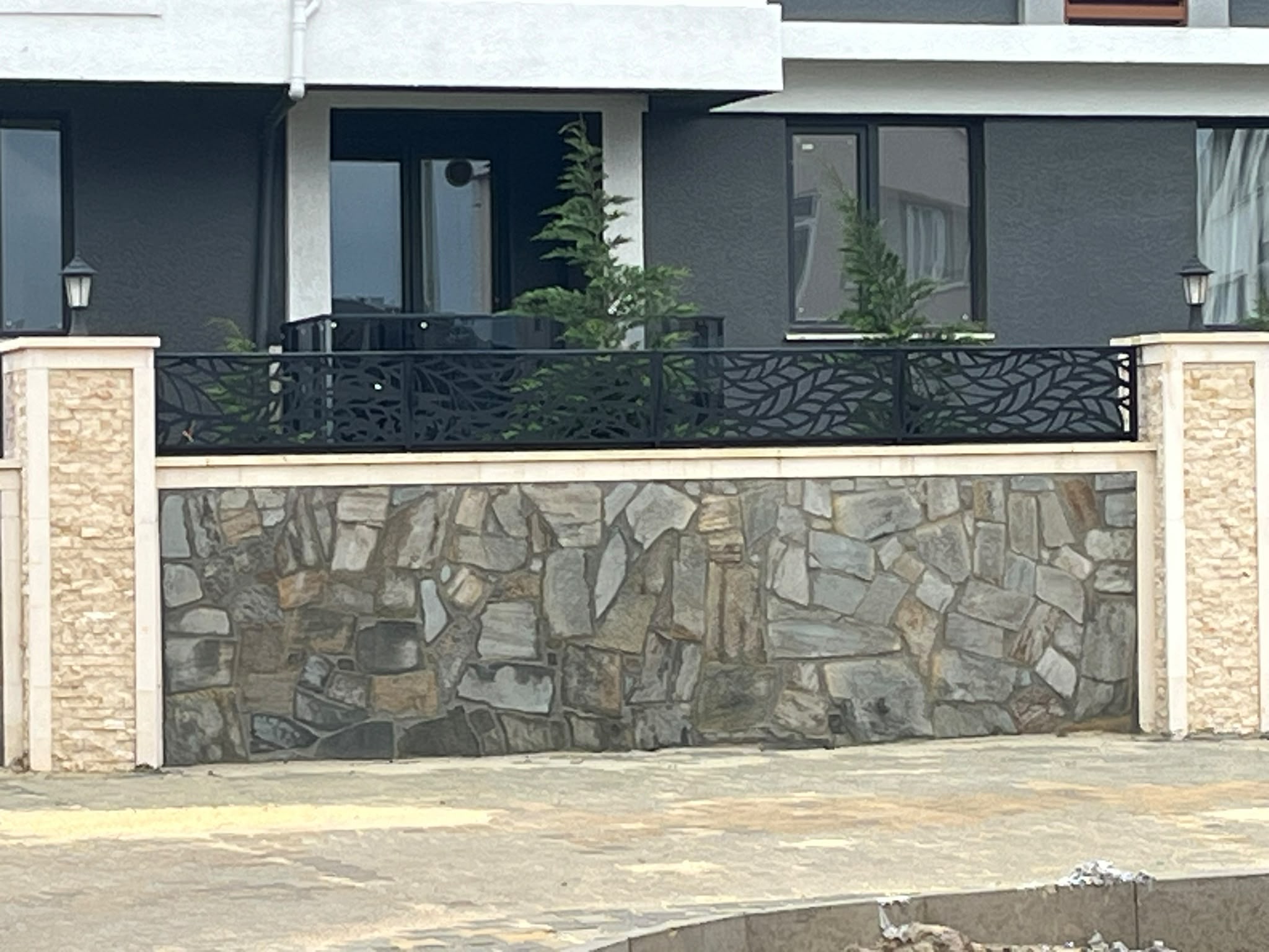Doğal taş duvar, ferforje korkuluk ve fenerli taş sütun — Karakaş Ticaret
