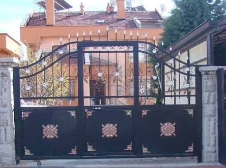 Villa bahçesi için motifli siyah ferforje giriş kapısı ve taş sütunlu montaj