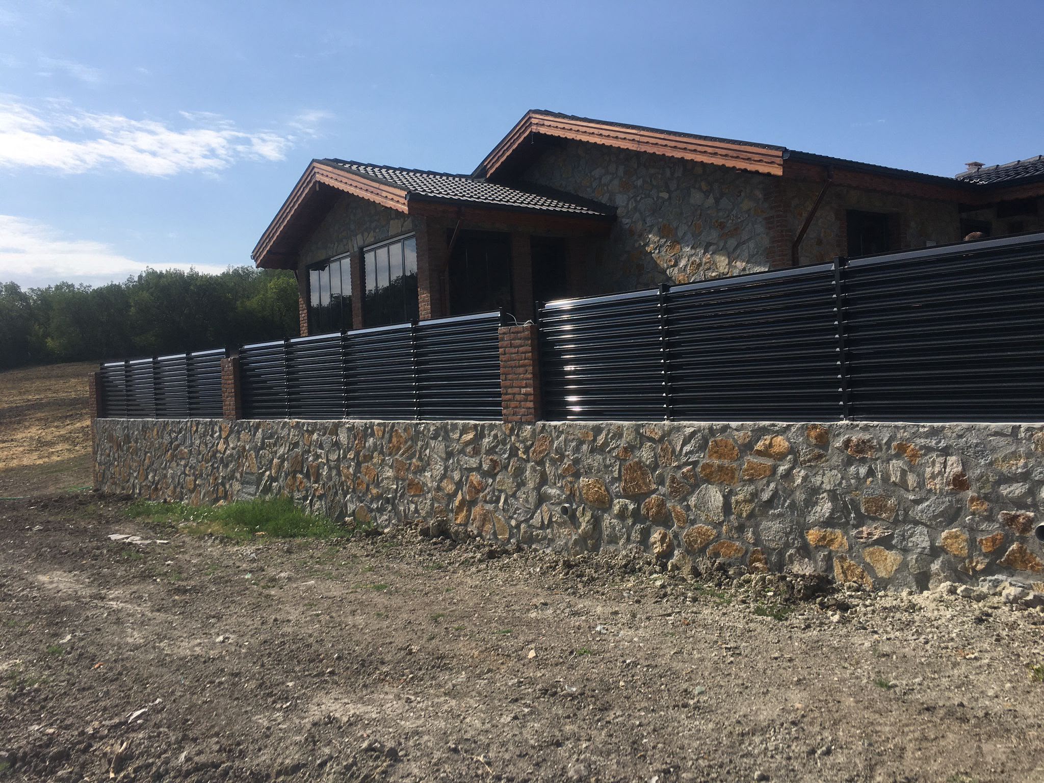 Yatay çıtalı metal çit, doğal taş istinat duvarı — Karakaş Ticaret