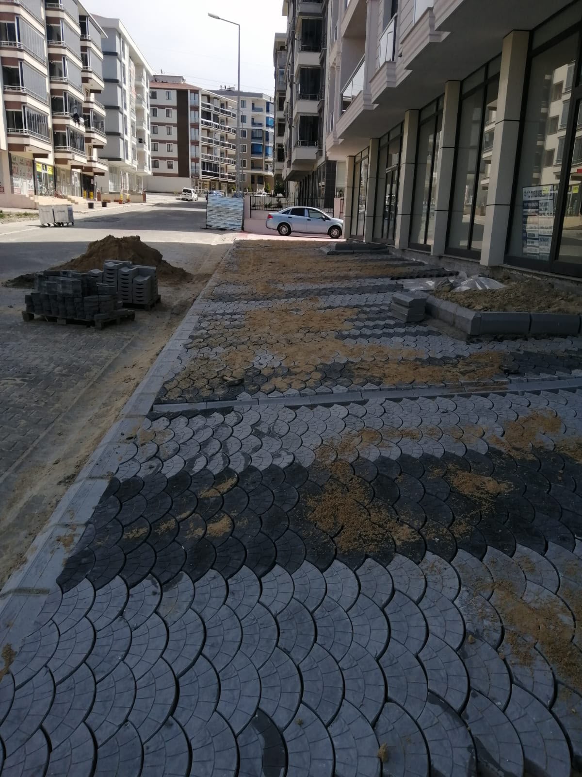 Karakaş Ticaret modern bina önü yelpaze desenli karo taş kaldırım uygulaması