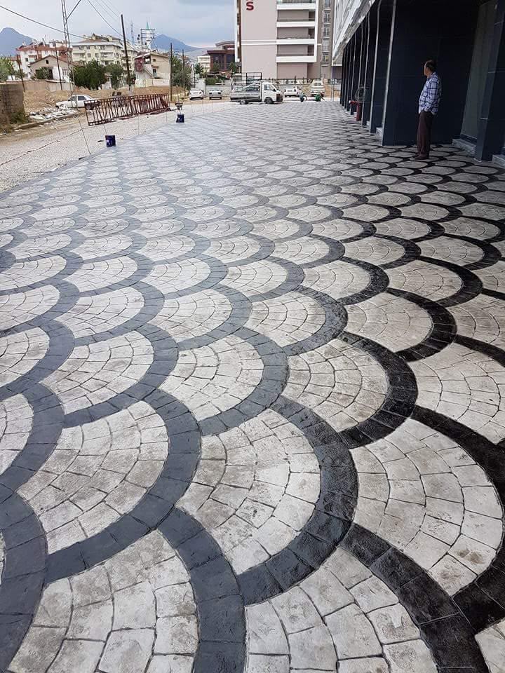 Karakaş Ticaret geniş alan yelpaze desenli gri siyah kilitli parke taşı otopark döşemesi