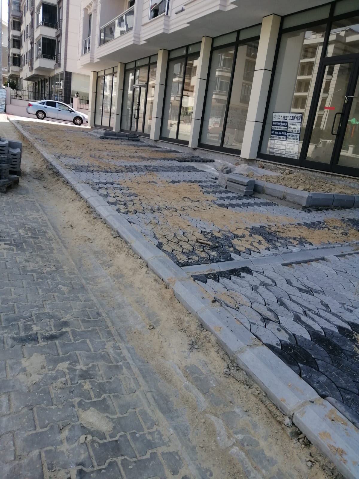 Karakaş Ticaret gri siyah yelpaze desenli kilitli parke taşı kaldırım montaj çalışması