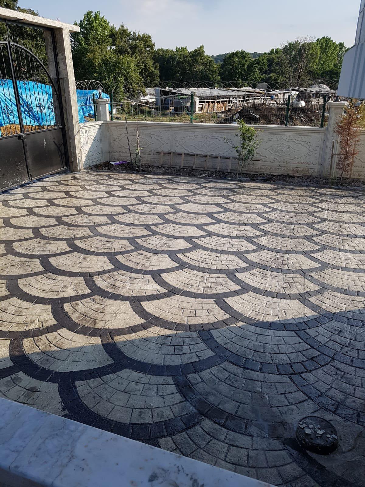 Karakaş Ticaret yelpaze desenli karo taş avlu döşemesi, ferforje kapı ve dekoratif duvar