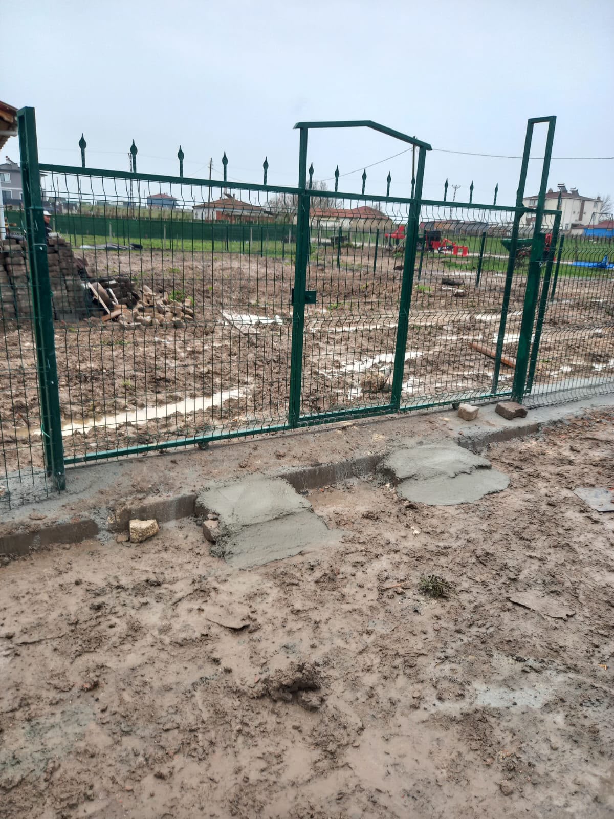 Yeşil panel çit bahçe kapısı, sivri uçlu, beton bordür üstü — Karakaş Ticaret