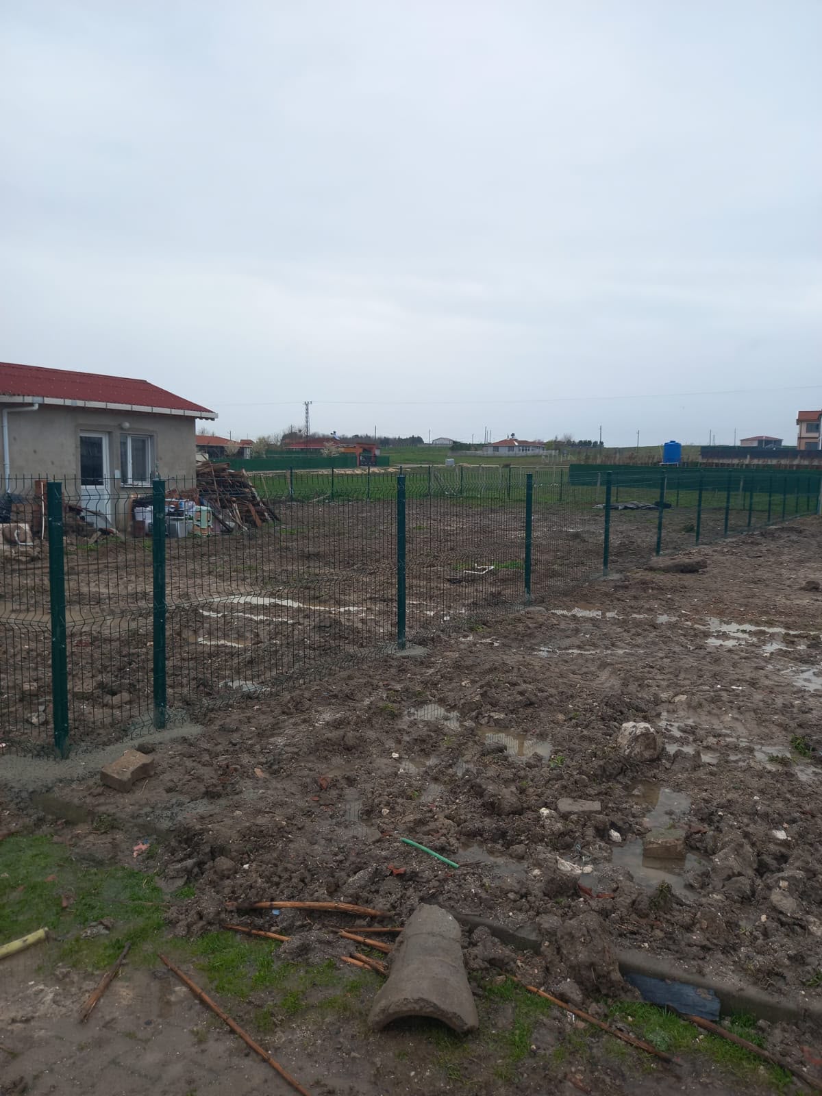 Panel çit direk beton montajı