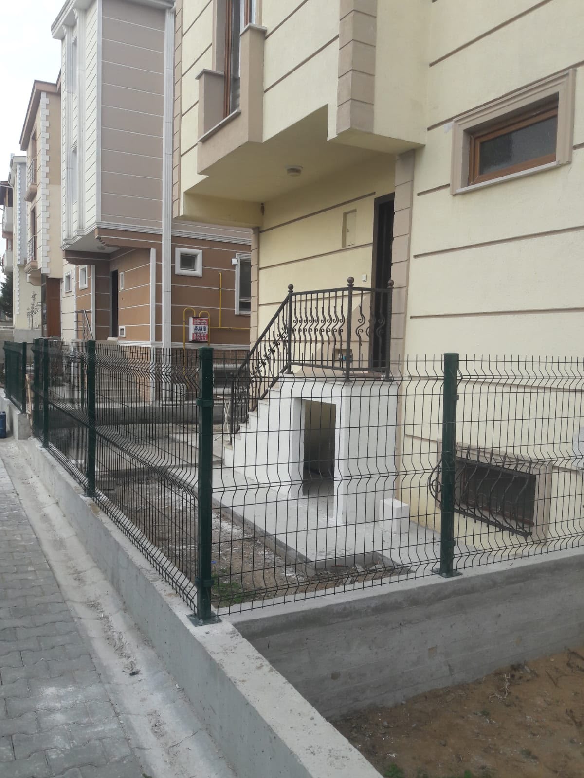 Villa bahçesi için beton temel üzerine monte edilen yeşil panel çit çevre duvarı