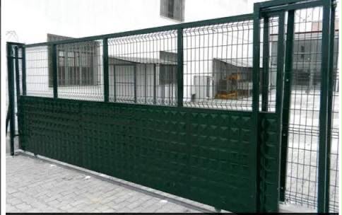Yeşil panel çit üstü dekoratif sac altlı sürgülü fabrika giriş kapısı ve yaya kapısı